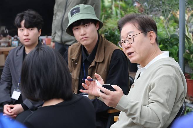 이재명 대통령이 대선 당시 청년들을 만나 대화 하고 있다. 연합뉴스