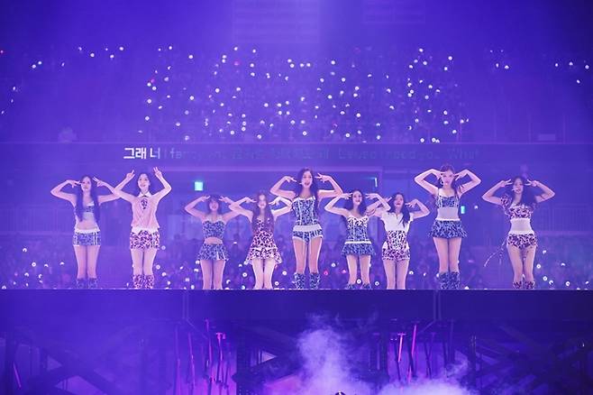 지난 19~20일 이틀 동안 인스파이어 아레나에서 여섯 번째 월드 투어 '디스 이즈 포'를 연 그룹 트와이스. JYP엔터테인먼트 제공