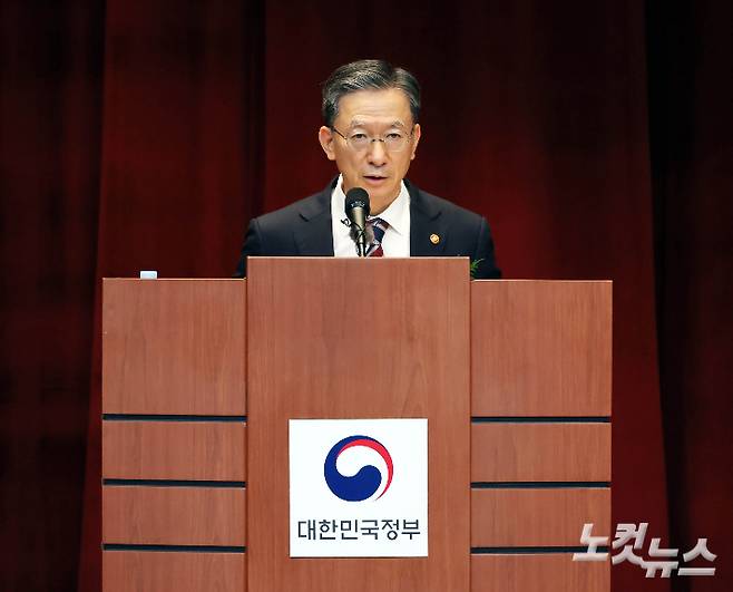 정성호 신임 법무부 장관이 21일 오전 경기 과천시 정부과천청사에서 열린 취임식에 참석해 취임사를 하고 있다. 과천=황진환 기자