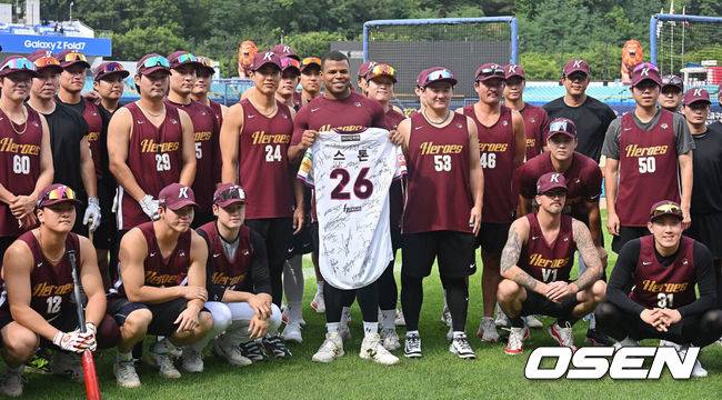 [OSEN=대구, 이석우 기자] 20일 대구삼성라이온즈파크에서 2025 신한 SOL 뱅크 KBO 리그 삼성 라이온즈와 키움 히어로즈의 경기가 열린다. 홈팀 삼성은 후라도가, 방문팀 키움은 알칸타라가 선발 출전한다. 키움 외국인 타자 카디네스의 부상 대체 외국인 선수 스톤 개랫이 환송식을 갖고 있다. 2025.07.20 / foto0307@osen.co.kr