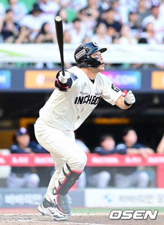 [OSEN=인천, 김성락 기자] 20일 인천 SSG랜더스필드에서 ‘2025 신한 SOL Bank KBO리그’ SSG 랜더스와 두산 베어스의 경기가 열렸다.SSG는 김광현, 두산은 곽빈을 선발로 내세웠다.4회말 SSG 선두타자 한유섬이 선취 솔로 홈런을 날리고 있다.  2025.07.20 / ksl0919@osen.co.kr