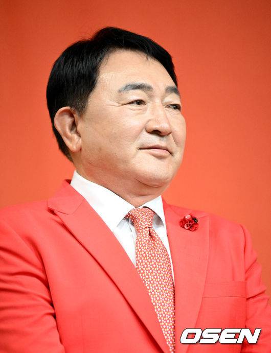 [OSEN=지형준 기자] 20일 오후 서울 서초동 한국컨퍼런스센터에서 SKY채널 예능 프로그램 '임채무의 낭만닥터' 제작발표회가 열렸다.‘임채무의 낭만닥터'는 닥터캠핑카를 탄 도시의 낭만닥터들이 전국 도서산간의 주민을 찾아 의료봉사에 나서는 힐링 리얼리티 예능 프로그램이다.&nbsp;임채무,&nbsp;이문식,&nbsp;지성원,&nbsp;정형외과 전문의 이태훈 네 사람이 의료시스템이 부족한 도서산간의 주민들과 함께 시간을 보내며 환자의 건강과 마음을 어루만져주는 ‘임채무의 낭만닥터’는 시청자들에게 뭉클한 감동을 전한다.배우 임채무가 간담회를 하고 있다. 2022.04.20 /jpnews@osen.co.kr