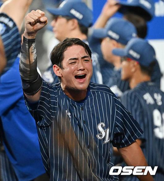 [OSEN=대구, 이석우 기자] 20일 대구삼성라이온즈파크에서 2025 신한 SOL 뱅크 KBO 리그 삼성 라이온즈와 키움 히어로즈의 경기가 열렸다. 홈팀 삼성은 후라도가, 방문팀 키움은 알칸타라가 선발 출전했다. 삼성 라이온즈 구자욱이 8회말 1사 2,3루 김태훈의 1루 땅볼때 홈에서 세이프된 후 비디오 판독에서 세이프 선언되자 환호하고 있다. 2025.07.20 / foto0307@osen.co.kr