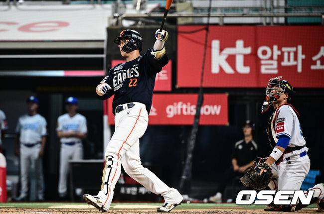 [OSEN=수원, 조은정 기자]20일 오후 수원 KT위즈파크에서 ‘2025 신한 SOL Bank KBO리그’ KT 위즈와 한화 이글스의 경기가 열렸다.홈팀 KT는 소형준, 방문팀 한화는 류현진을 선발로 내세웠다.9회초 무사 만루 한화 채은성이 만루 홈런을 날리고 있다. 2025.07.20 /cej@osen.co.kr