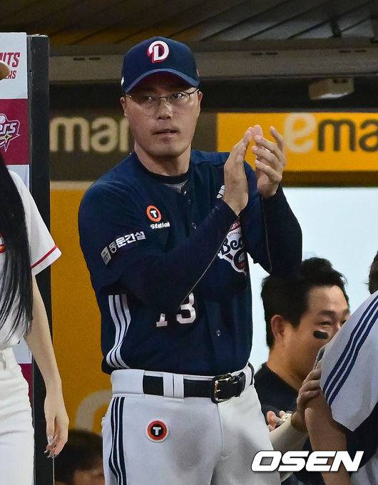 [OSEN=인천, 김성락 기자] 20일 인천 SSG랜더스필드에서 ‘2025 신한 SOL Bank KBO리그’ SSG 랜더스와 두산 베어스의 경기가 열렸다.SSG는 김광현, 두산은 곽빈을 선발로 내세웠다.9회초 2사 2루 두산 박준순이 역전 1타점 적시타 때 두산 조성환 대행이 박수를 치고 있다. 2025.07.20 / ksl0919@osen.co.kr