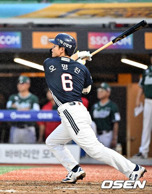 [OSEN=인천, 민경훈 기자] 19일 인천 SSG랜더스필드에서 ‘2025 신한 SOL Bank KBO리그’ SSG 랜더스와 두산 베어스의 경기가 열렸다.SSG는 드류 앤더슨, 두산은 콜어빈은 선발로 내세웠다.5회초 2사 주자 1루 두산 오명진이 우월 투런 홈런을 때리고 있다. 2025.07.19 /rumi@osen.co.kr