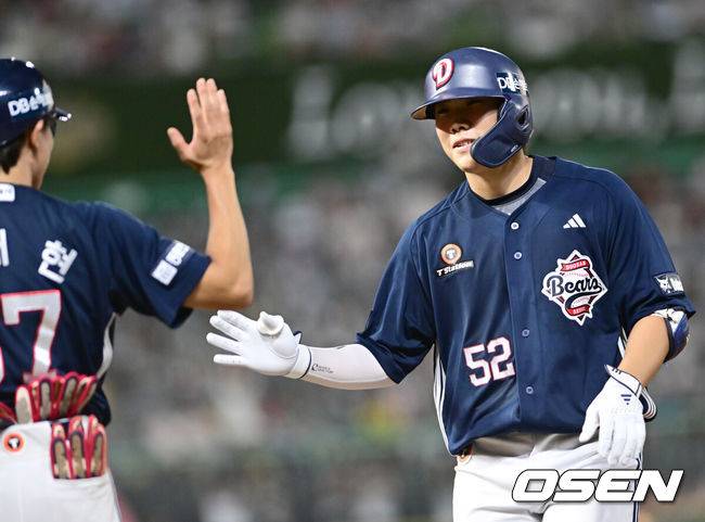 [OSEN=인천, 김성락 기자] 20일 인천 SSG랜더스필드에서 ‘2025 신한 SOL Bank KBO리그’ SSG 랜더스와 두산 베어스의 경기가 열렸다.SSG는 김광현, 두산은 곽빈을 선발로 내세웠다.9회초 2사 2루 두산 박준순이 역전 1타점 적시타를  날린 뒤 임재현 코치와 하이파이브를 하고 있다. 2025.07.20 / ksl0919@osen.co.kr