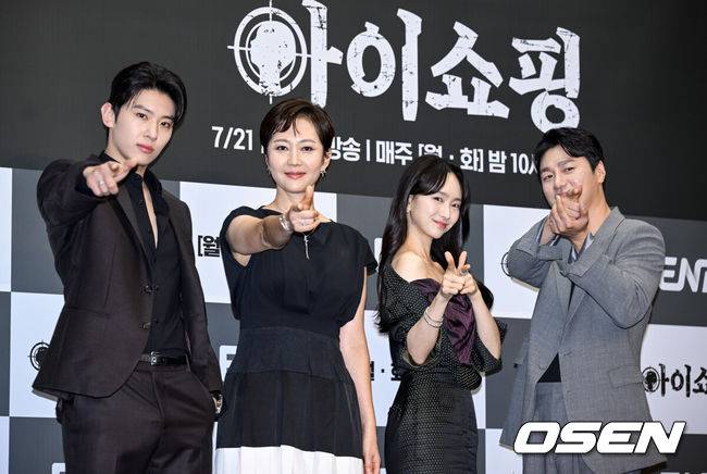 [OSEN=조은정 기자]ENA 새 월화드라마 ‘아이쇼핑’ 제작발표회가 21일 서울 마포구 상암 스탠드포드 호텔에서 열렸다.‘아이쇼핑’은 양부모에게 버려진 후, 죽음의 문턱에서 가까스로 살아남은 아이들의 처절한 생존과 복수를 그린 액션 스릴러다. ‘아이를 사고파는 불법 입양 시장’과 ‘마음에 들지 않으면 환불 가능한 아이들’이라는 파격적인 설정, 그리고 염정아부터 첫 드라마에 도전하는 김진영까지 세대를 아우르는 연기 시너지가 더해졌다.배우 김진영, 염정아, 원진아, 최영준이 포즈를 취하고 있다. 2025.07.21 /cej@osen.co.kr