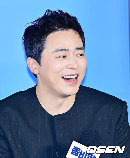 [OSEN=지형준 기자] 30일 오전 서울 용산구 한강로동 CGV 용산아이파크몰에서 영화 ‘좀비딸’ 제작보고회가 열렸다.‘좀비딸’은 이 세상 마지막 남은 좀비가 된 딸을 지키기 위해 극비 훈련에 돌입한 딸바보 아빠의 코믹 드라마.배우 조정석이 간담회를 하고 있다. 2025.06.30 /jpnews@osen.co.kr