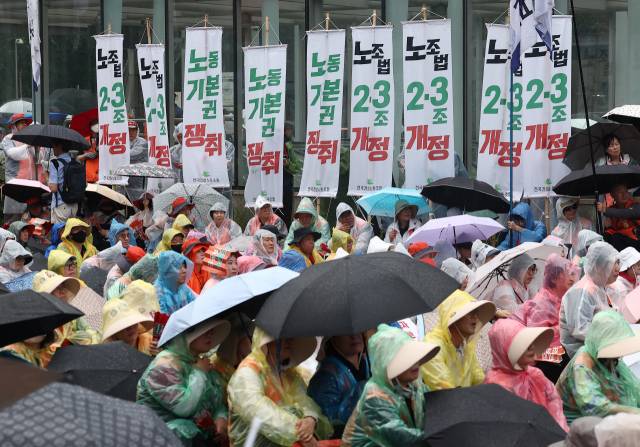 ▲전국민주노동조합총연맹(민주노총)이 7월 16일 서울 영등포구 국회 인근에서 연 수도권 총파업 대회에서 참가자들이 손팻말을 들고 있다. ⓒ연합뉴스