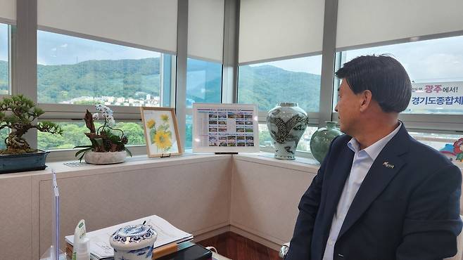 방세환 시장이 집무실 창가에 놓인 도민체전 경기장 현황판을 바라보고 있다. 오상도 기자