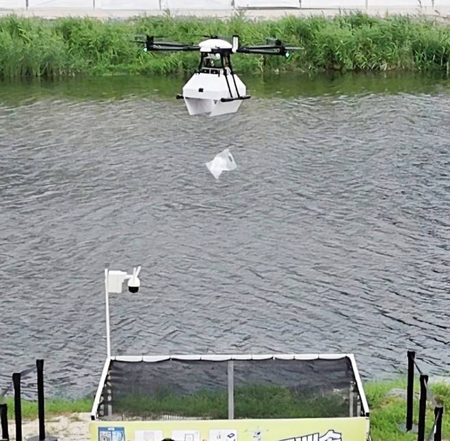 전북 남원시가 본격 서비스에 돌입한 드론배송 시스템을 통해 드론이 주문 음식을 운반해 요천 배달지점에 투하하고 있다. 남원시 제공