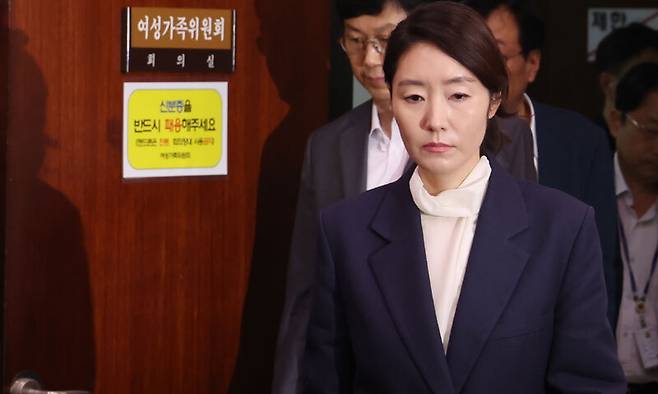 강선우 여성가족부 장관 후보자가 14일 서울 여의도 국회에서 열린 여성가족위원회의 오후 인사청문회 회의장에 들어서고 있다. 뉴시스