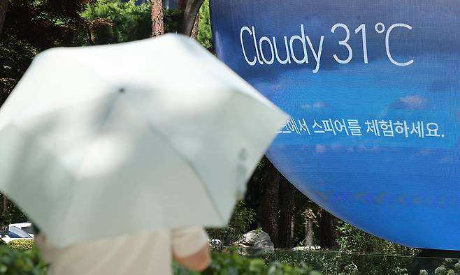 전국 대부분 지역에 폭염특보가 발효된 21일 서울 송파구 한 조형물에 현재 기온이 표출되고 있다. 뉴시스