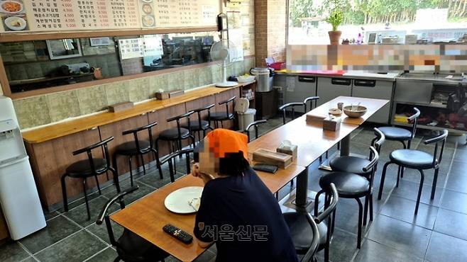 지난 10일 오후 6시 30분쯤 경남 거제시 아주동의 한 김밥집이 텅 비어 있다. 10년 전만 해도 이곳은 간단하게 저녁을 해결하려는 20~30대들로 붐볐다고 한다.