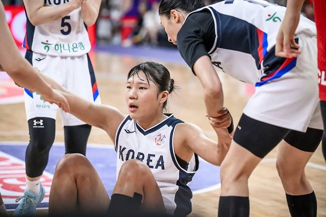 한국 여자농구 국가대표 박지현과 최이샘이 20일 중국 선전스포츠센터에서 열린 2025 국제농구연맹(FIBA) 아시아컵 중국과의 3, 4위 결정전에서 동료들에게 부축받고 있다. FIBA 제공