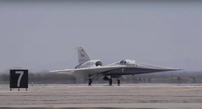 활주 시험 중인 초음속 항공기 X-59. 출처=NASA