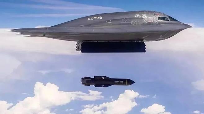 B-2 폭격기가 초대형 벙커버스터 GBU-57을 투하하고 있다. 미 공군 자료사진