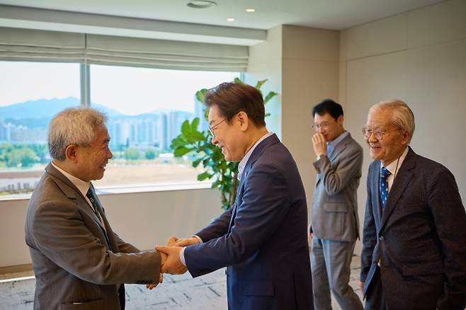 이재명 대통령이 11일 서울 용산 대통령실 청사에서 정규재 전 한국경제신문 주필과 오찬에 앞서 인사하고 있다. 대통령실