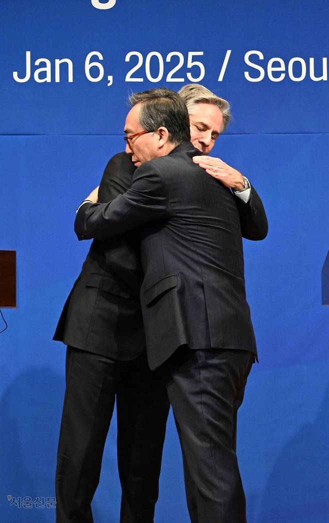 조태열 외교부 장관과 토니 블링컨 미국 국무장관이 6일 서울 종로구 정부서울청사 외교부에서 합동 기자회견을 마친 뒤 인사하고 있다. 2025.1.6. 도준석 전문기자