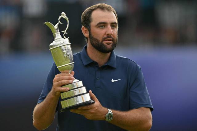 디오픈에서 우승을 차지한 스코티 셰플러가 트로피를 들고 포즈를 취하고 있다. AFP연합뉴스