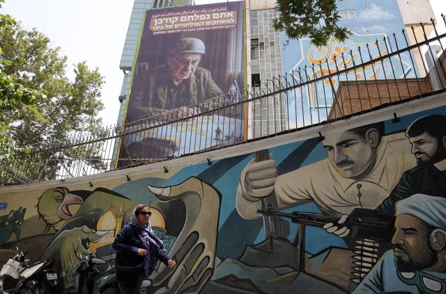 이란 테헤란의 팔레스타인 광장에 베냐민 네타냐후 이스라엘 총리의 사진과 함께 '네타냐후는 또 다른 전쟁에서 실패했다'라고 적힌 반이스라엘 광고판(위)이 걸려 있다. EPA연합뉴스