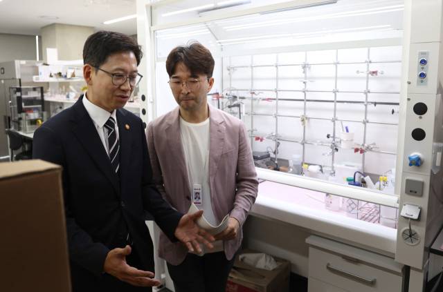 배경훈(왼쪽) 과학기술정보통신부 장관이 21일 서울 동대문구 서울바이오허브를 방문해 입주 바이오벤처기업인 큐어비스의 조성진 대표와 함께 연구시설을 둘러보고 있다. /뉴스1