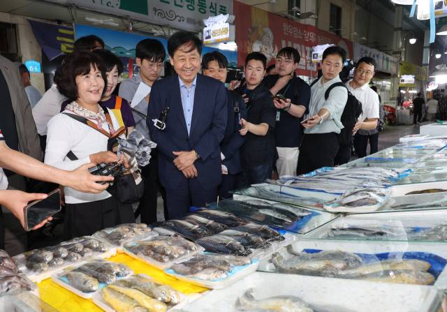 구윤철 경제부총리 겸 기획재정부 장관이 21일 소비쿠폰 시행 점검을 위해 충남 공주 산성시장에서 생선가게를 방문해 둘러보고 있다. 연합뉴스