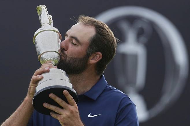 스코티 셰플러가 생애 처음으로 디 오픈 정상에 선 뒤  우승자에게 주는 클라레 저그에 입을 맞추며 기쁨을 만끽하고 있다.  포트러시(영 북아일랜드)   |   AP뉴시스