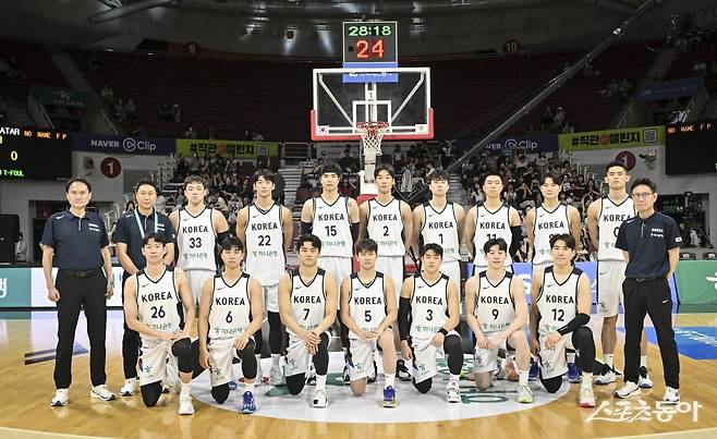안준호 감독(왼쪽)이 이끄는 농구국가대표팀은 다음달 5일부터 17일까지 사우디아라비아 제다에서 열리는 아시아컵에 출전한다. 대한민국농구협회는 21일 최종 엔트리 12명을 공식 발표했다. 사진제공｜대한민국농구협회