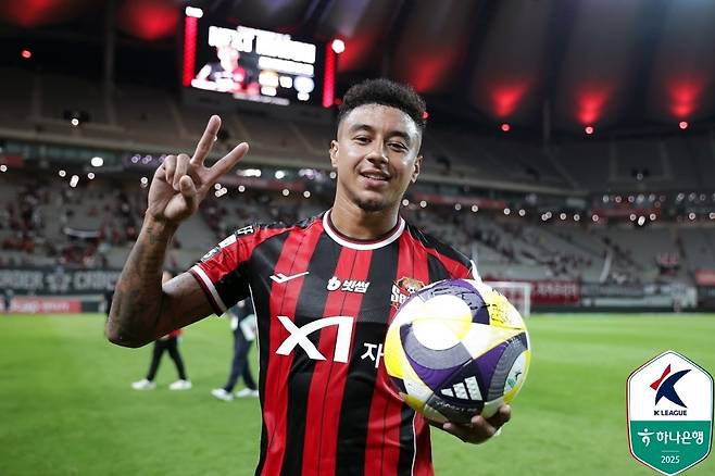 제시 린가드가 20일 K리그1 울산 HD와 홈경기에선 환상적인 중거리슛 득점으로 1-0 승리를 이끌었다. 경기 후 기념촬영을 하고 있는 린가드. 사진제공｜한국프로축구연맹