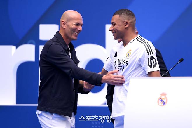 레알 마드리드 입단식에서 지네딘 지단과 인사하는 킬리안 음바페. 게티이미지코리아
