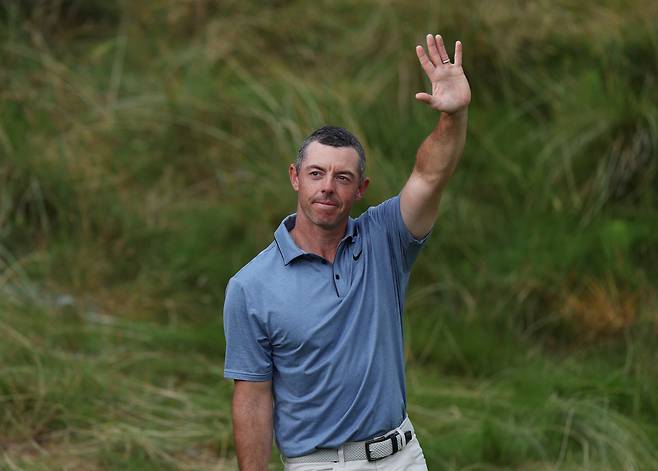 로리 매킬로이가 21일 영국 북아일랜드 로열 포트러시GC에서 열린 제153회 디 오픈을 마치면서 18번홀 그린에서 환호하는 갤러리를 향해 손을 흔들어 인사하고 있다. 포트러시｜로이터 연합뉴스