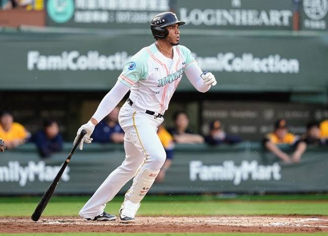 모야의 타격 모습. /사진=타이강 호크스 공식 SNS