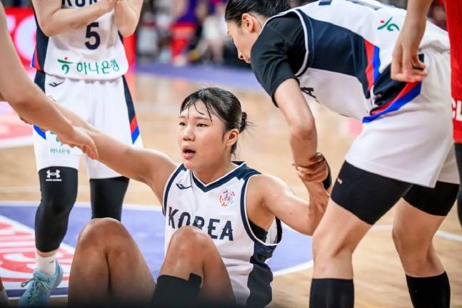 코트에 쓰러진 박지현(가운데)에게 동료들이 손을 내밀고 있다. /사진=FIBA 제공