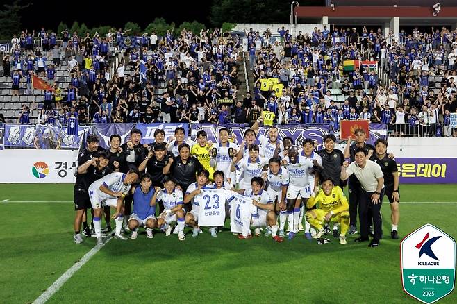 프로축구 K리그2 인천 유나이티드 선수들이 20일 창원축구센터에서 열린 경남FC전 2-0 승리 후 원정 팬들과 함께 기념사진을 촬영하고 있다. /사진=한국프로축구연맹 제공