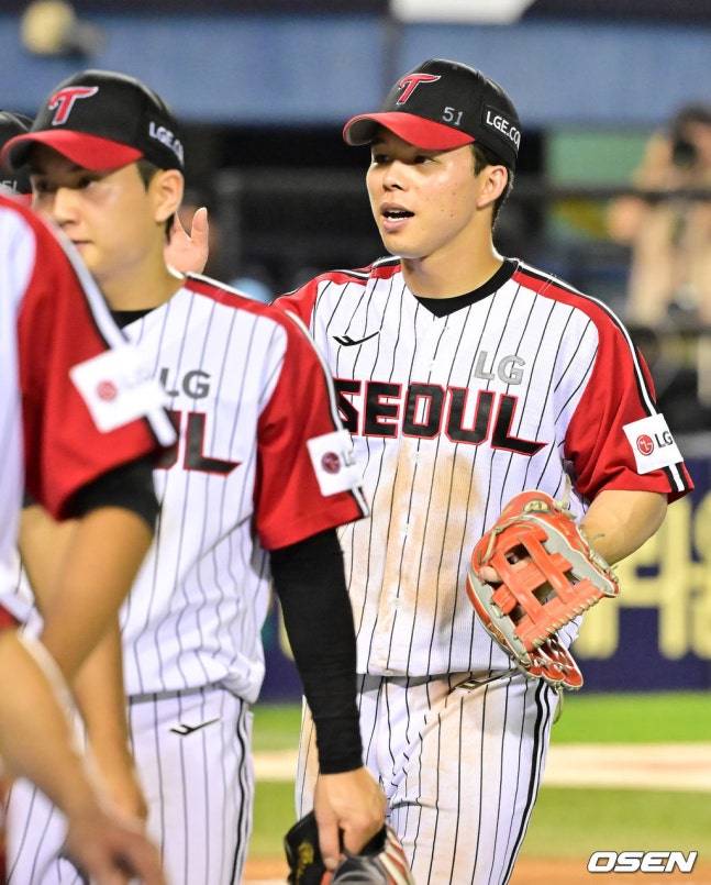 20일 롯데전을 마치고 하이파이브를 하고 있는 문성주.