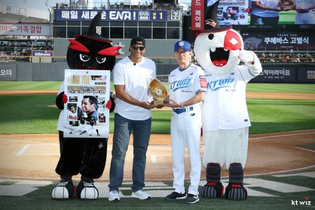 KT 전 외국인 투수 윌리엄 쿠에바스(왼쪽에서 2번째)가 20일 수원KT위즈파크에서 열린 자신의 고별식에서 이강철 KT 감독과 함께 기념사진을 찍고 있다. /사진=KT 위즈 제공