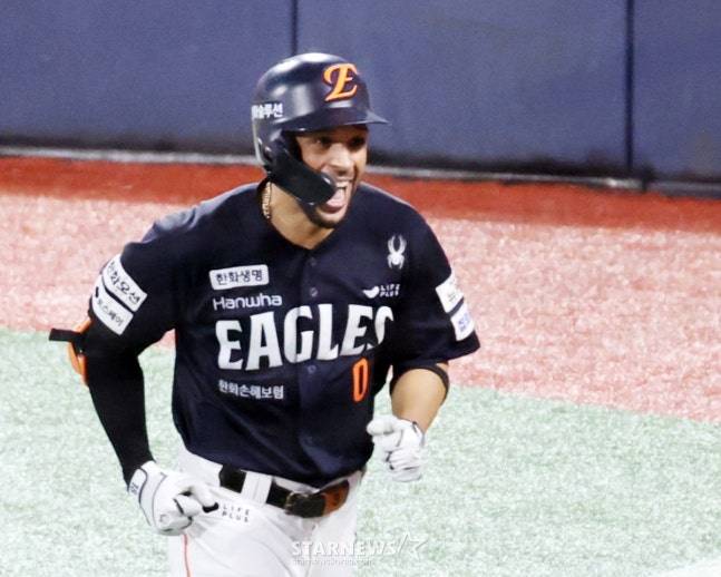 한화의 루이스 리베라토가 20일 수원 KT전 7회초 2사 1루에서  중월 2점 홈런을 치고 들어왔다. /사진=강영조 선임기자