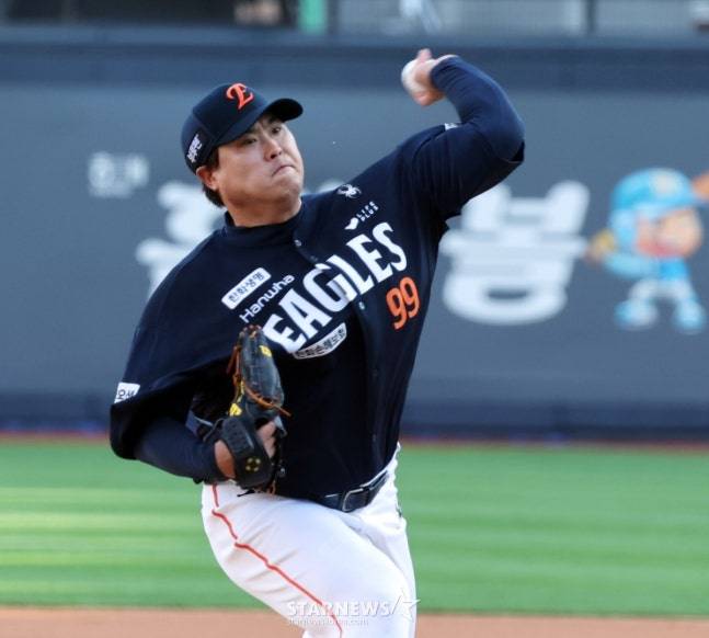 한화 류현진이 20일 수원 KT전에서 역투하고 있다. /사진=강영조 선임기자