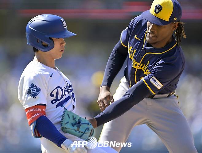 LA 다저스 김혜성(왼쪽)이 21일(한국 시각) 밀워키전에서 9회 태그 아웃을 당하고 있다. /AFPBBNews=뉴스1