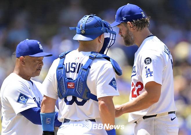 LA 다저스 클레이튼 커쇼(오른쪽)가 21일(한국 시각) 밀워키전에서 5회 강판되고 있다. /AFPBBNews=뉴스1