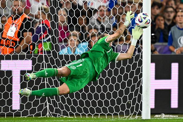 안 카트린 베르거의 승부차기 선방 장면. /AFPBBNews=뉴스1