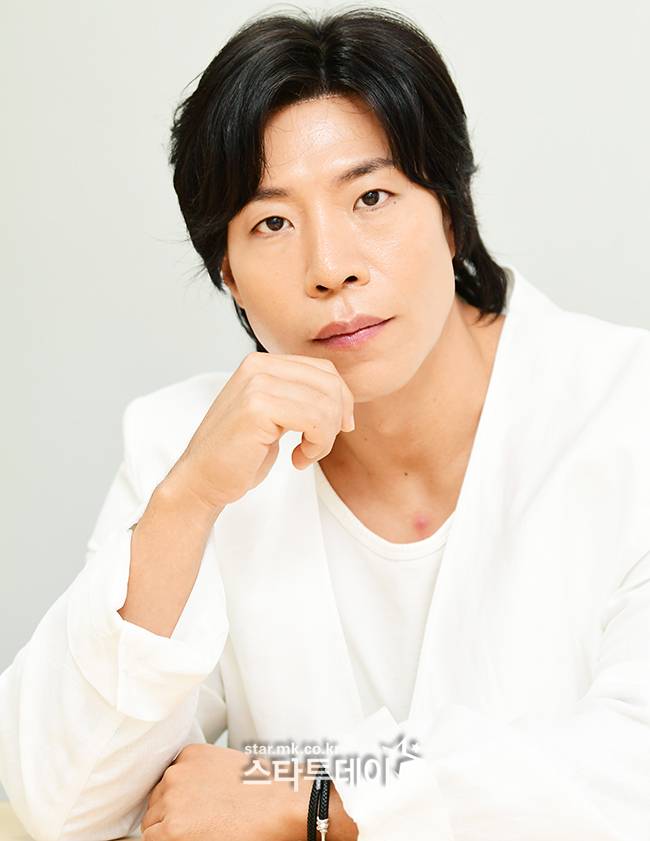 배우 태원석은 극 중 맨홀 던지기 장면이 ‘생일 선물’ 같다고 말했다. 사진| 강영국 기자