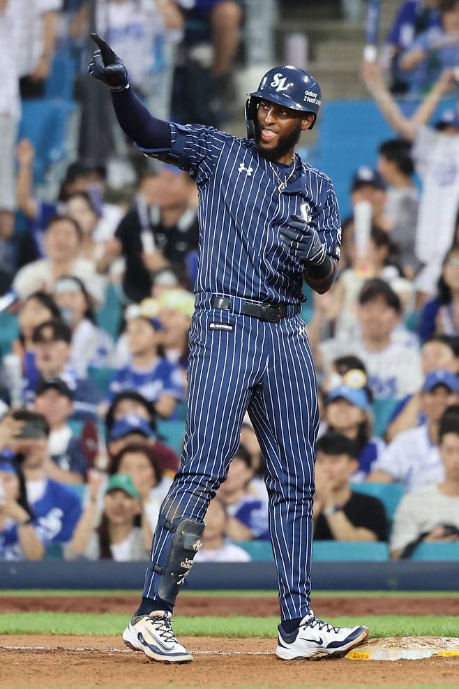 삼성 라이온즈 르윈 디아즈가 20일 대구 키움 히어로즈전에서 안타를 친 뒤 세리머니하고 있다. 삼성 라이온즈