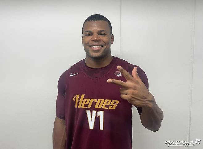 키움 히어로즈 스톤 개랫이 20일 대구 삼성 라이온즈전을 앞두고 은퇴 의사를 밝힌 뒤 인터뷰 후 기념촬영하고 있다. 대구, 최원영 기자