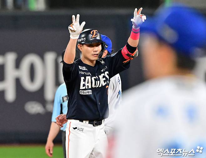 지난 18일 오후 수원KT위즈파크에서 열린 '2025 신한 SOL Bank KBO리그' 한화 이글스와 KT 위즈의 경기, 9회초 2사 한화 심우준이 2루타를 날리고 있다. 엑스포츠뉴스 DB