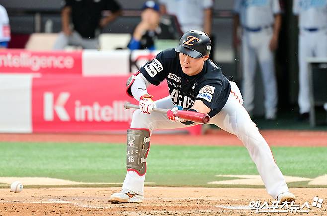 지난 18일 오후 수원KT위즈파크에서 열린 '2025 신한 SOL Bank KBO리그' 한화 이글스와 KT 위즈의 경기, 2회초 무사 1,2루 한화 하주석이 번트를 시도하고 있다. 엑스포츠뉴스 DB