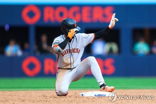 시즌 20번째 2루타를 치고 세리머니 하는 이정후 [게티이미지/AFP=연합뉴스]