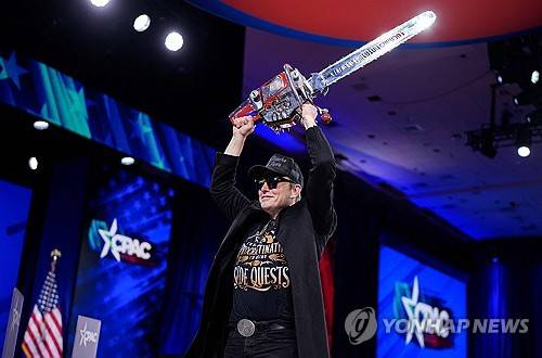 전기톱 치켜든 일론 머스크 [게티이미지 AFP 연합뉴스 자료사진. 재판매 및 DB 금지]